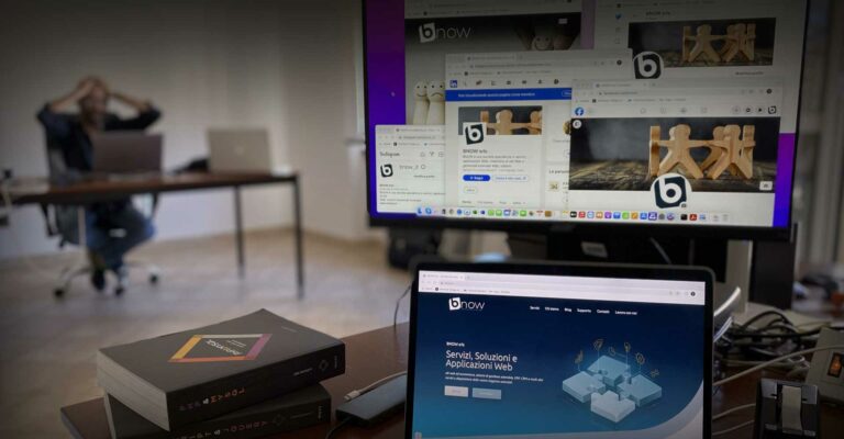 Il nuovo sito BNOW su monitor e portatile in ufficio